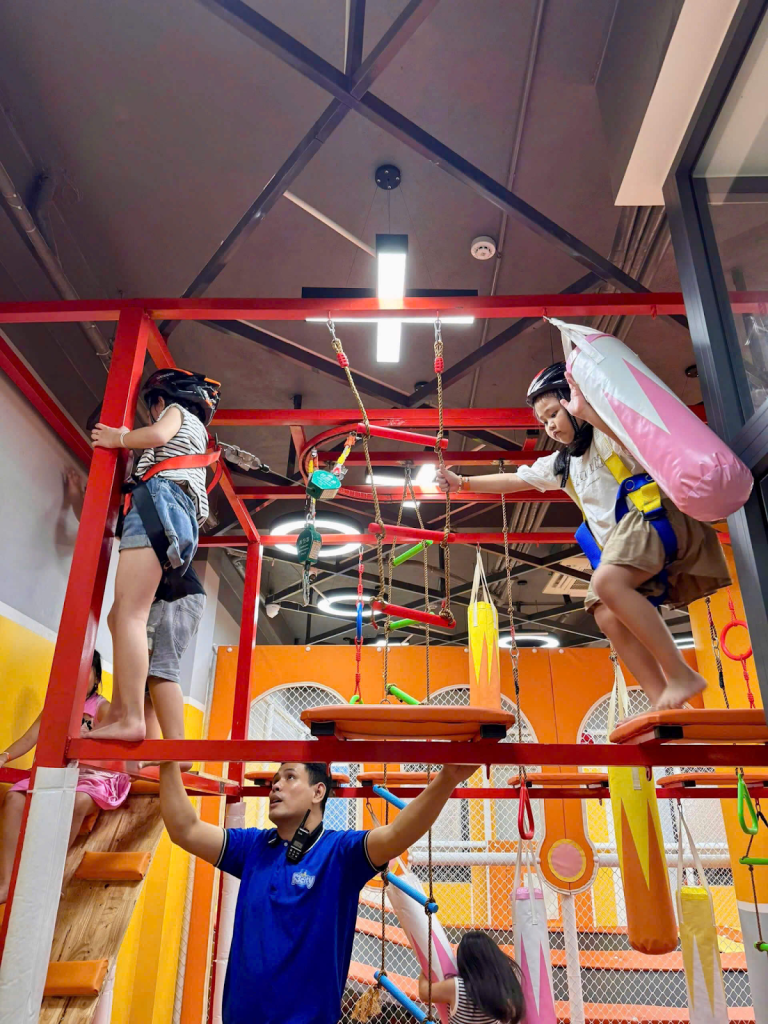 nhân viên hỗ trợ trong khu vui chơi trẻ em