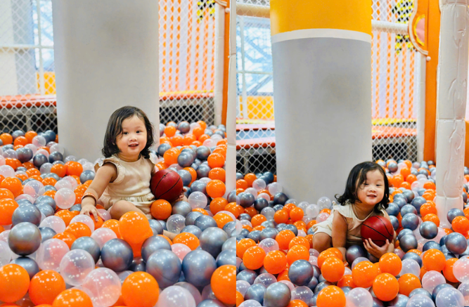 Bé vui vẻ chơi trong khu vui chơi trong nhà tại F3City