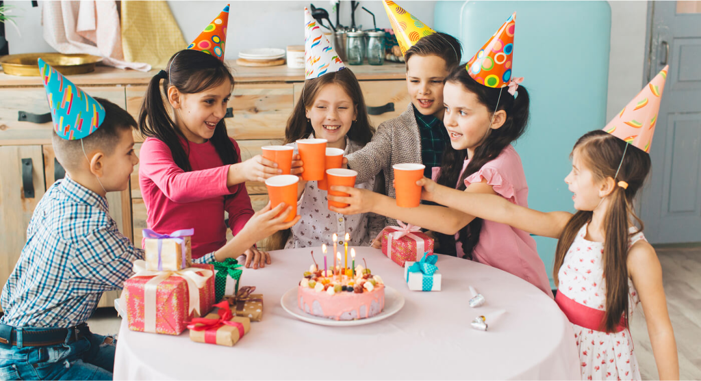 Minh họa các bé vui vẻ ăn tiệc cùng nhau tại F3City khu vui chơi trong nhà