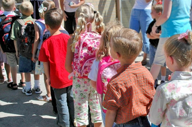 Mô phỏng các bé xếp hàng đợi lượt chơi tuân thủ các nội quy khu vui chơi trẻ em