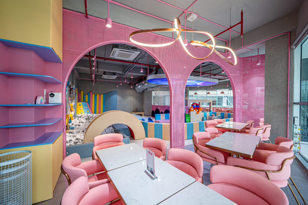 Cafe gia đình có khu vui chơi cho trẻ em