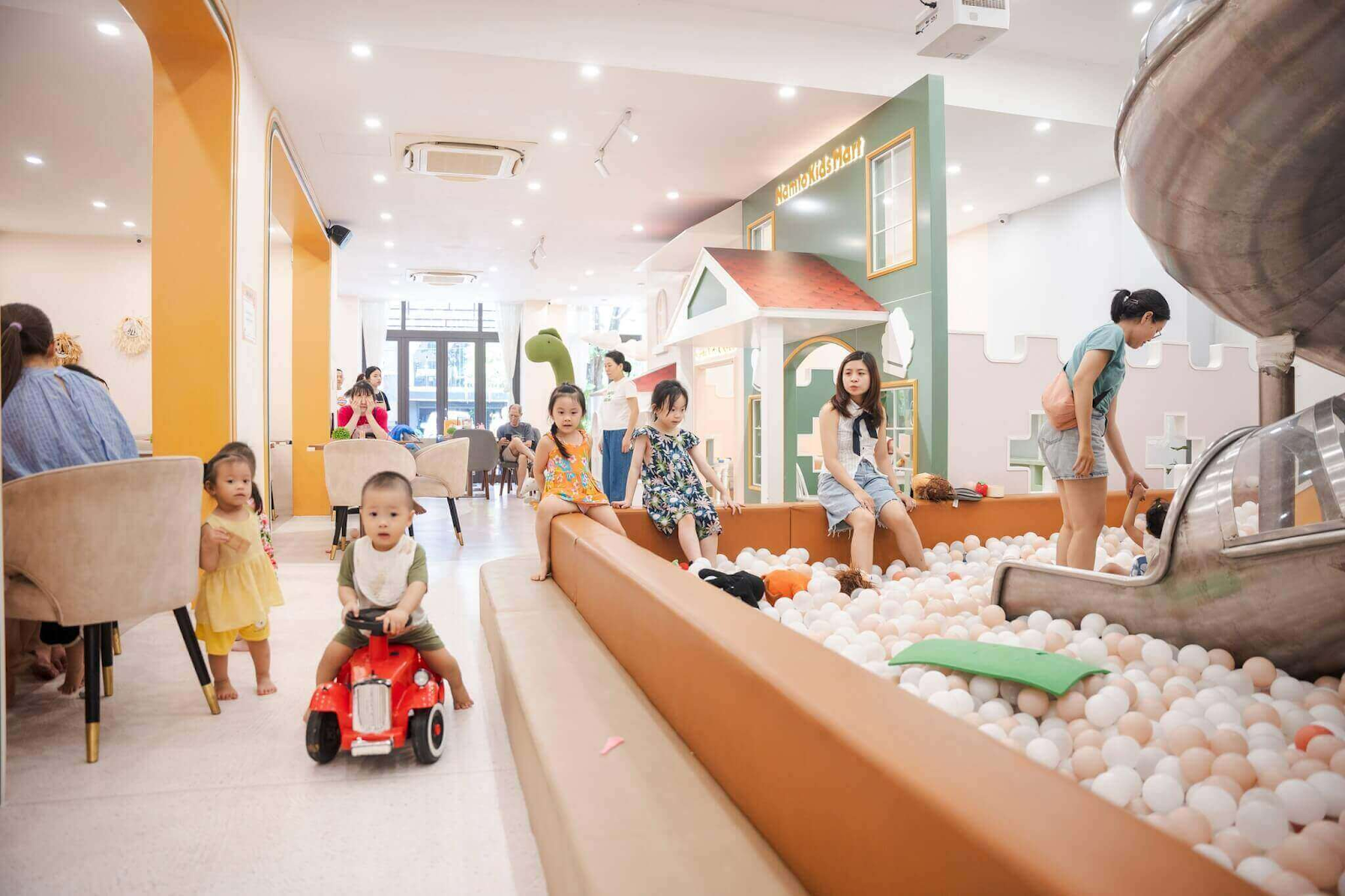 Cafe gia đình có khu vui chơi cho trẻ em