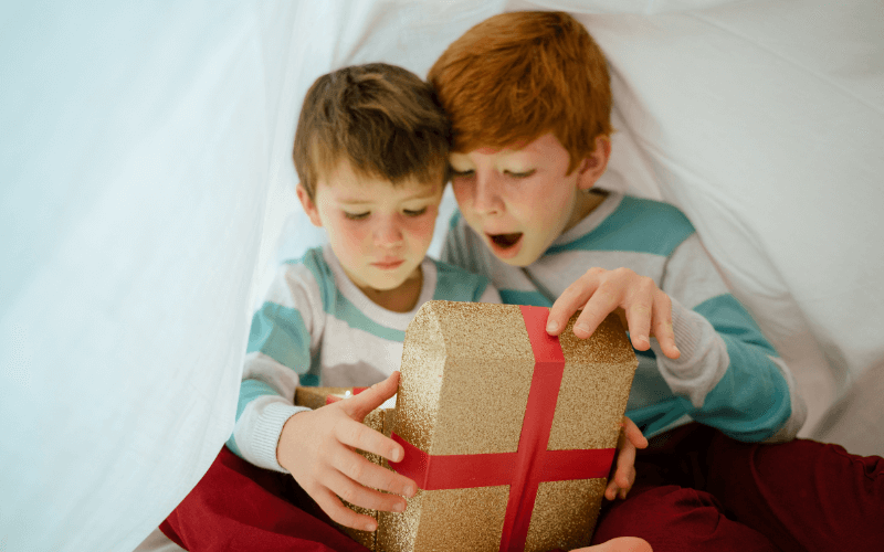 gợi ý quà sinh nhật cho bé theo độ tuổi