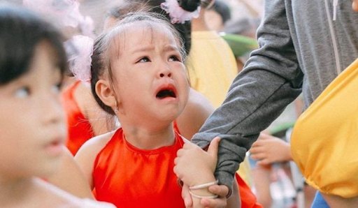 dỗ bé không khóc khi ra về