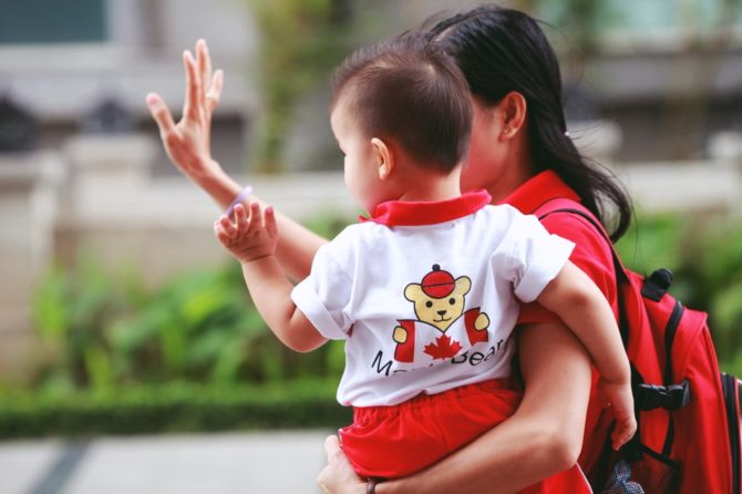 dỗ bé không khóc khi ra về