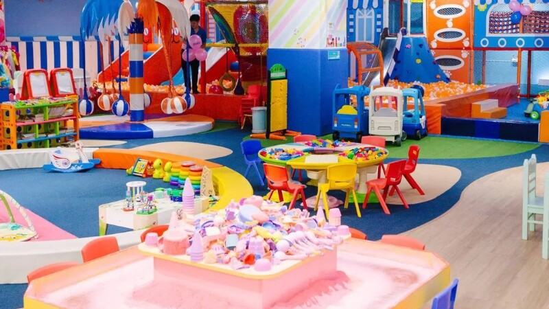 so sánh khu vui chơi trong nhà và ngoài trời