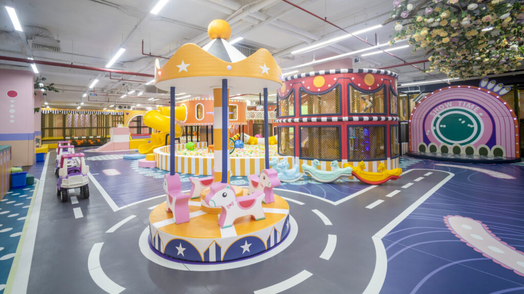 so sánh khu vui chơi trong nhà và ngoài trời