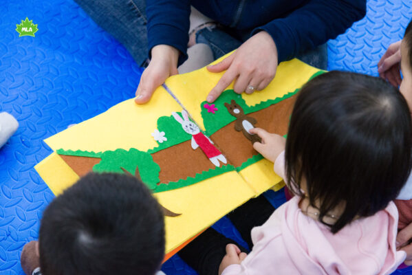 trò chơi cho bé dưới 1 tuổi